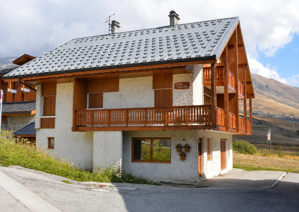 La facciata dello chalet in estate