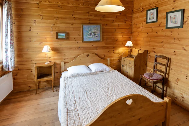 Une chambre douce et lumineuse