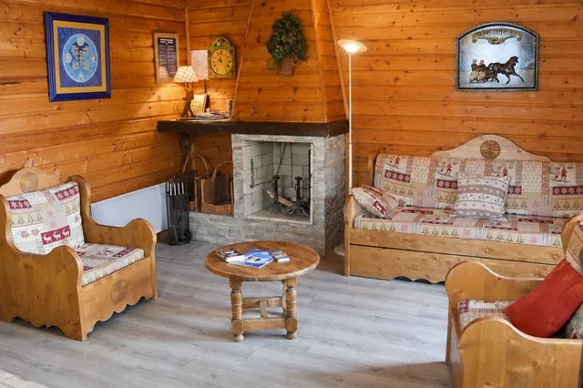 Le salon, avec sa cheminée et son habillage en bois